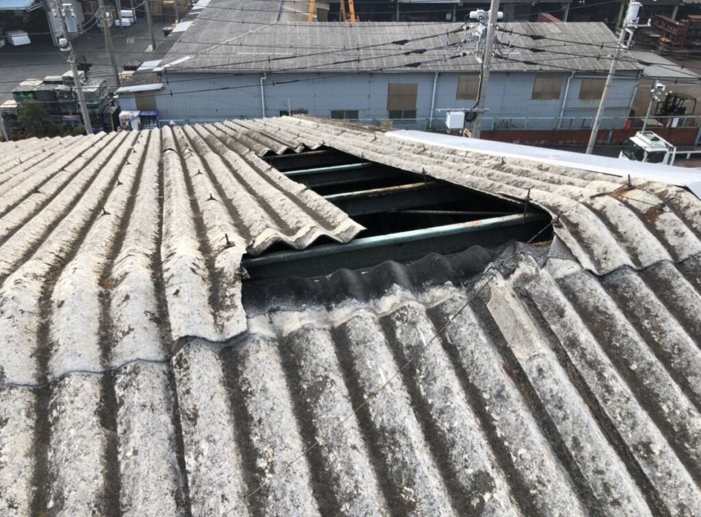 【風で外れた屋根材の危険性】