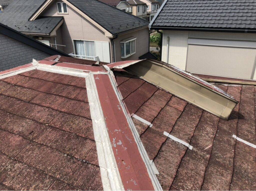 【風で外れた屋根材の危険性】