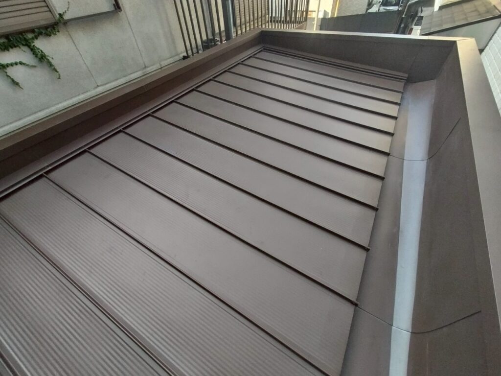 板橋区成増 屋根カバー工法 完成後の屋根(パラペット部)