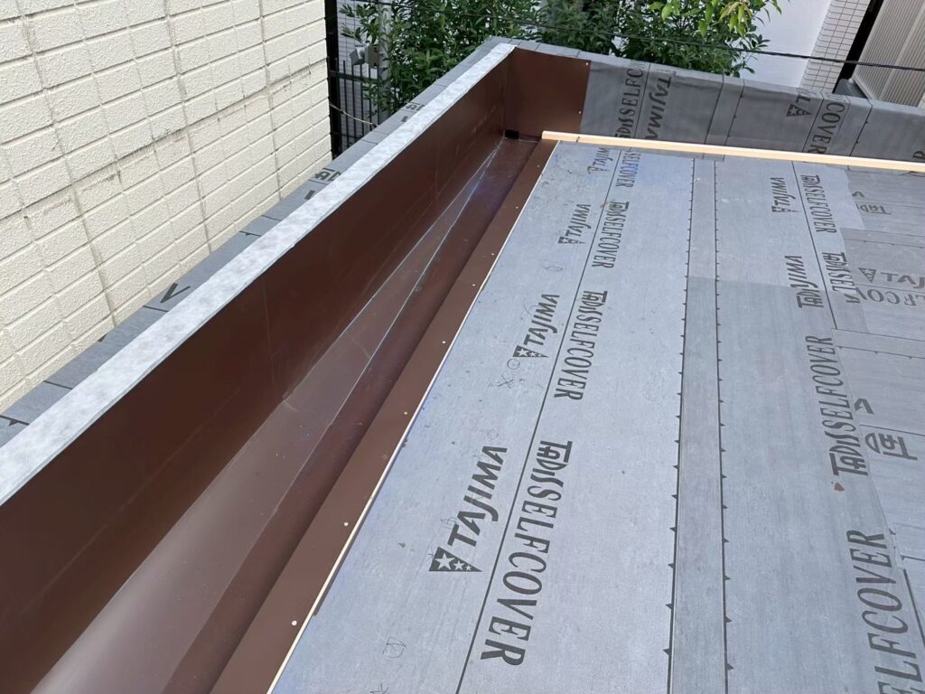 板橋区成増 タディスセルフカバーの敷設状況(パラペット際)
