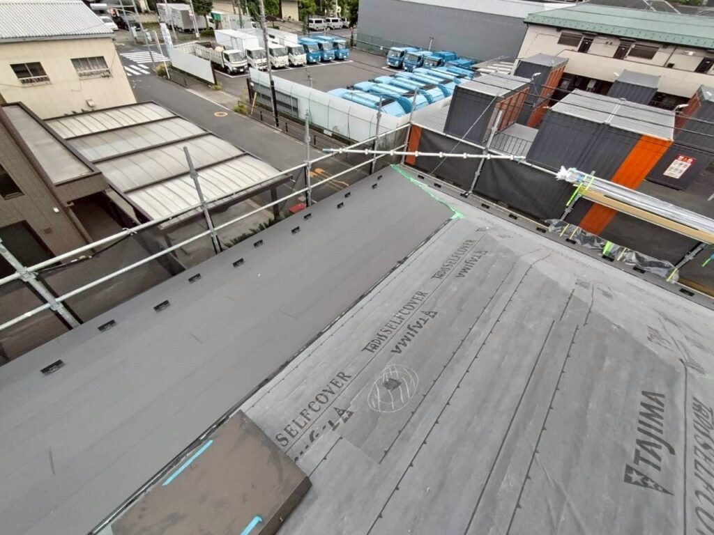 屋根材施工中(足立区鹿浜)