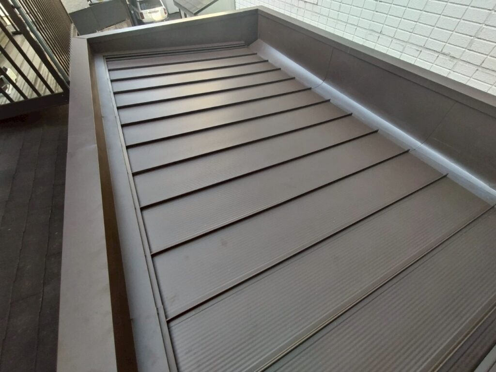 板橋区成増 完成後の屋根(道路側)