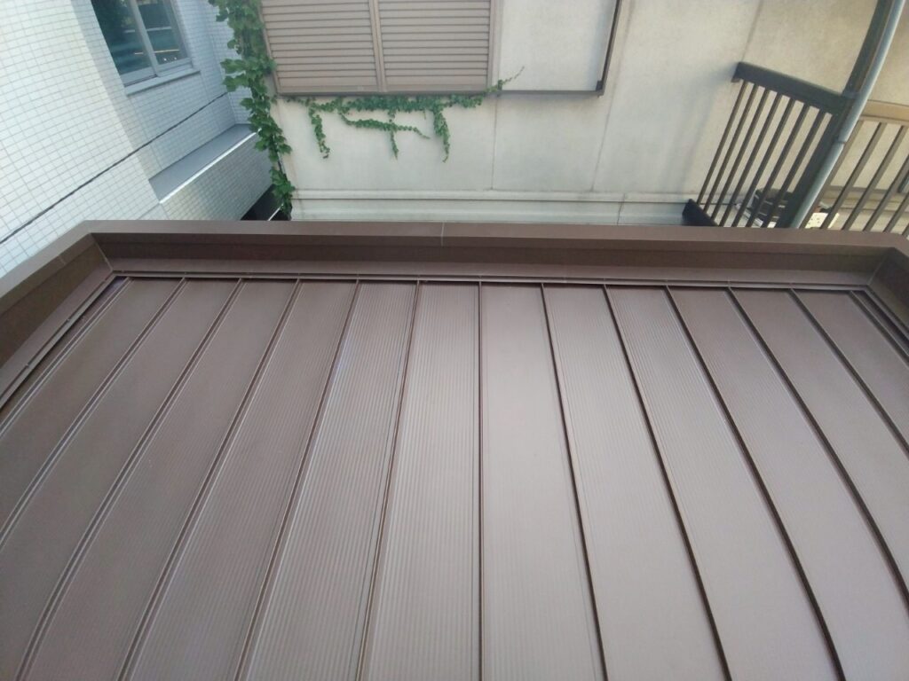 板橋区成増 完成後の屋根(窓側)