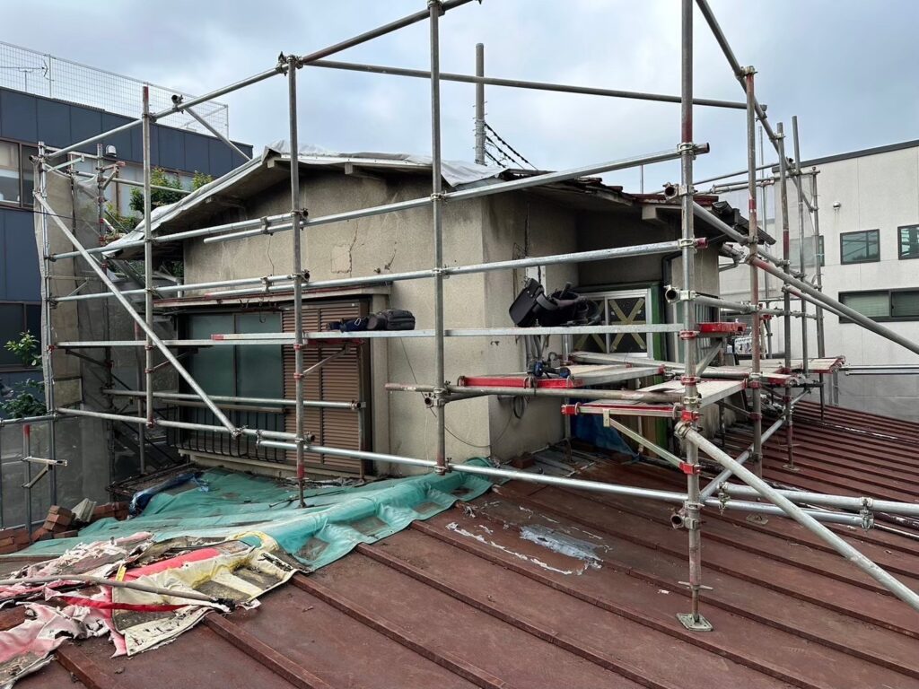 既存屋根材除去中(羽沢)