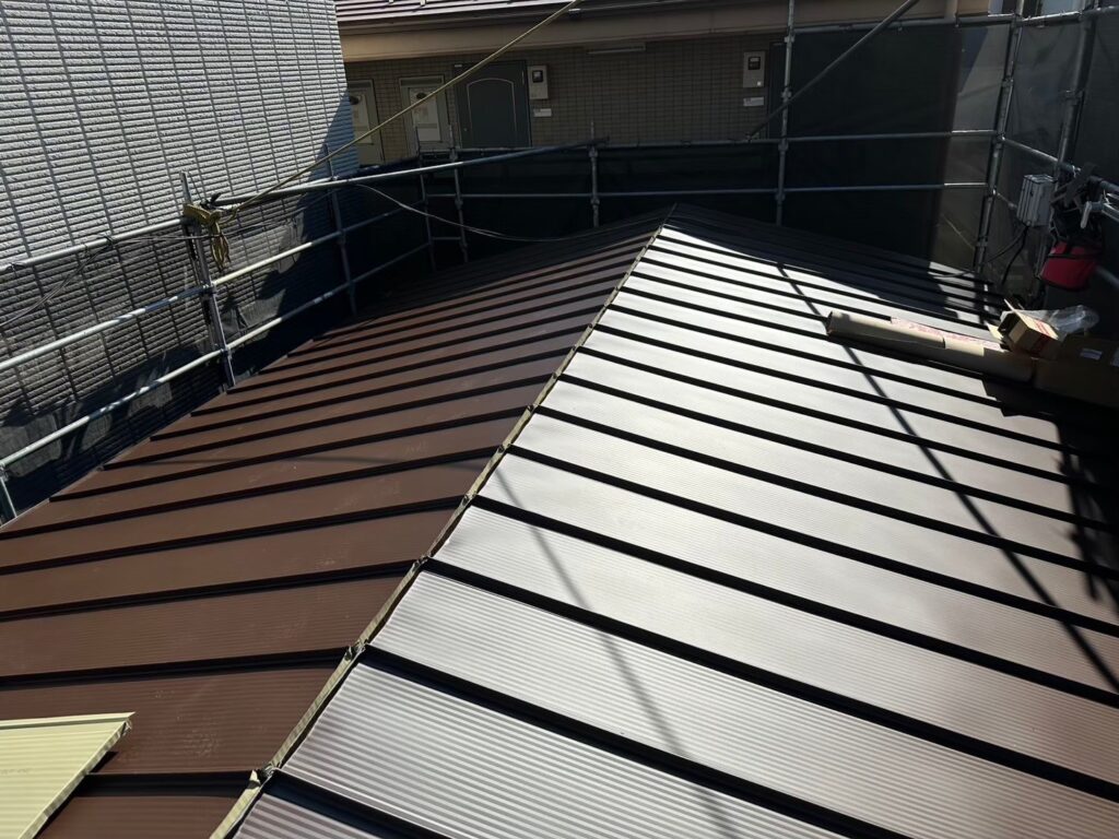 屋根材施工中(氷川町)