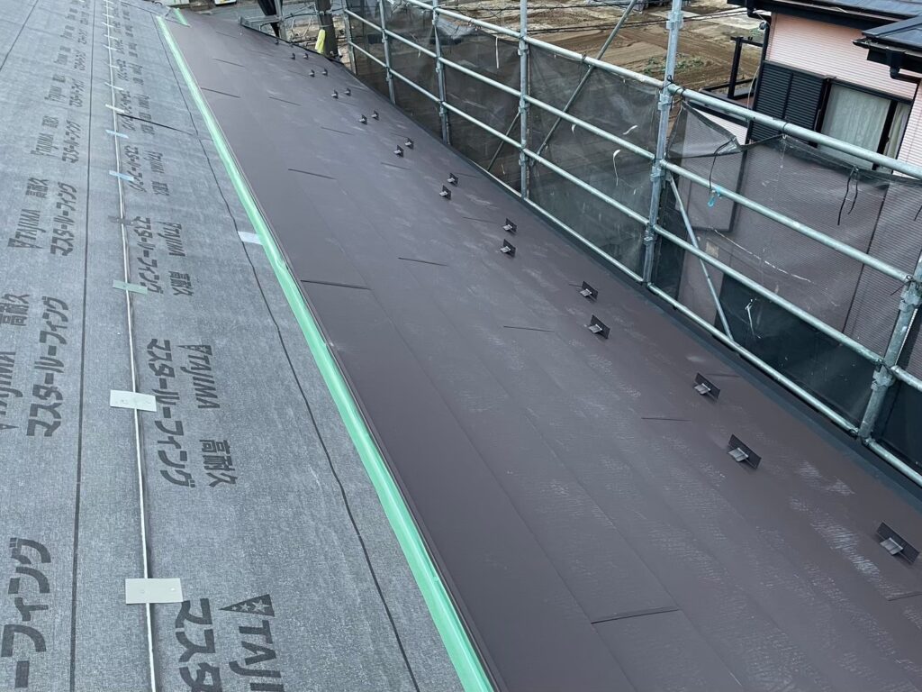 屋根材施工完了(軒先部分)