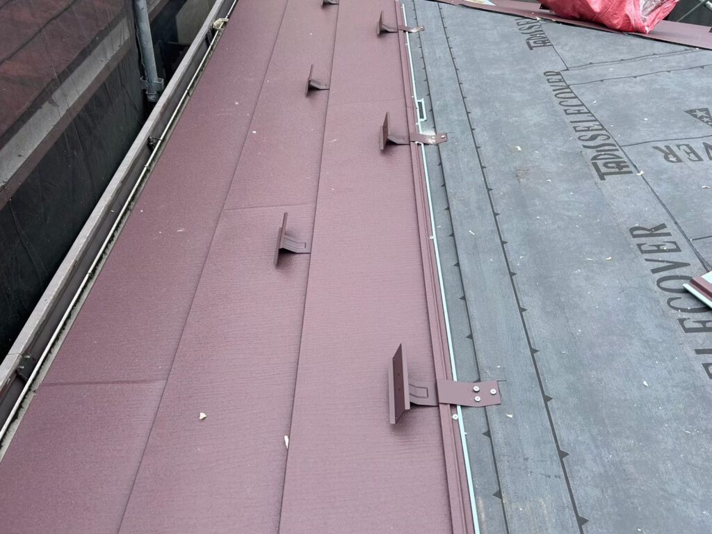 屋根材施工中(常盤台)