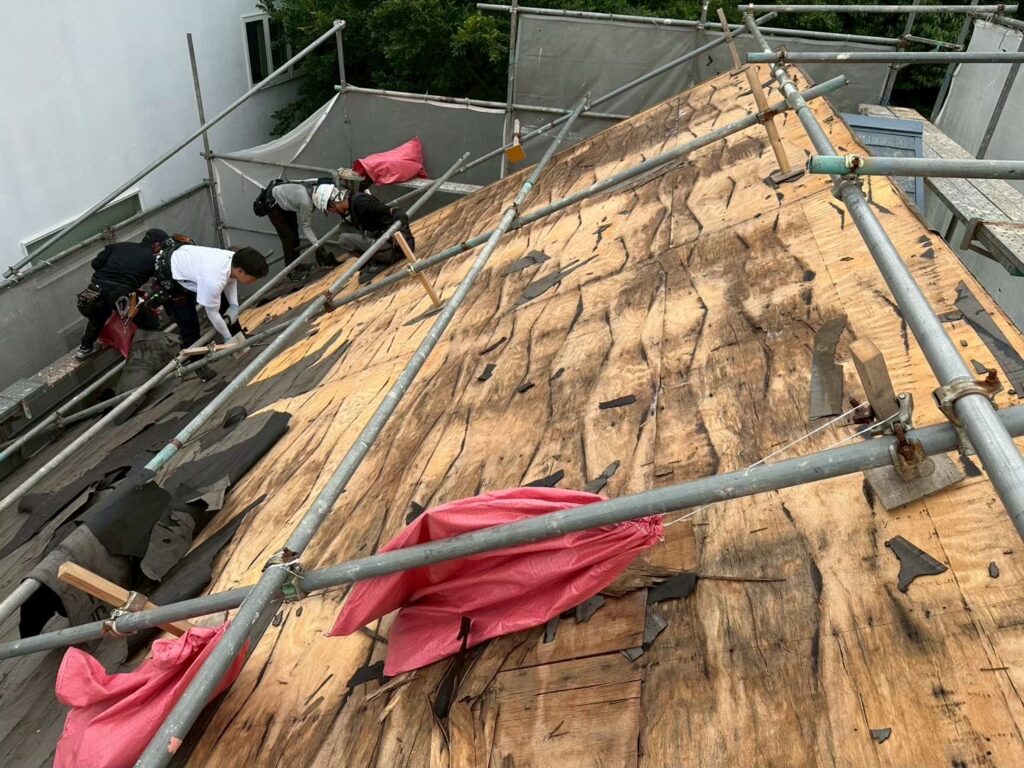 都筑区-屋根材除去作業の様子