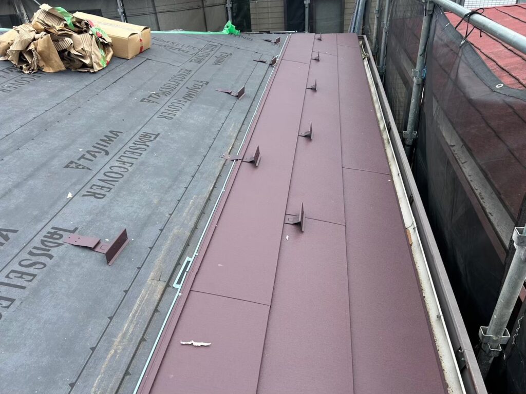 屋根材施工中(軒先部分)