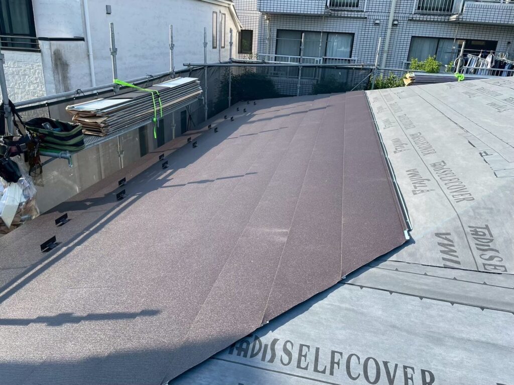 屋根材施工中(永福)