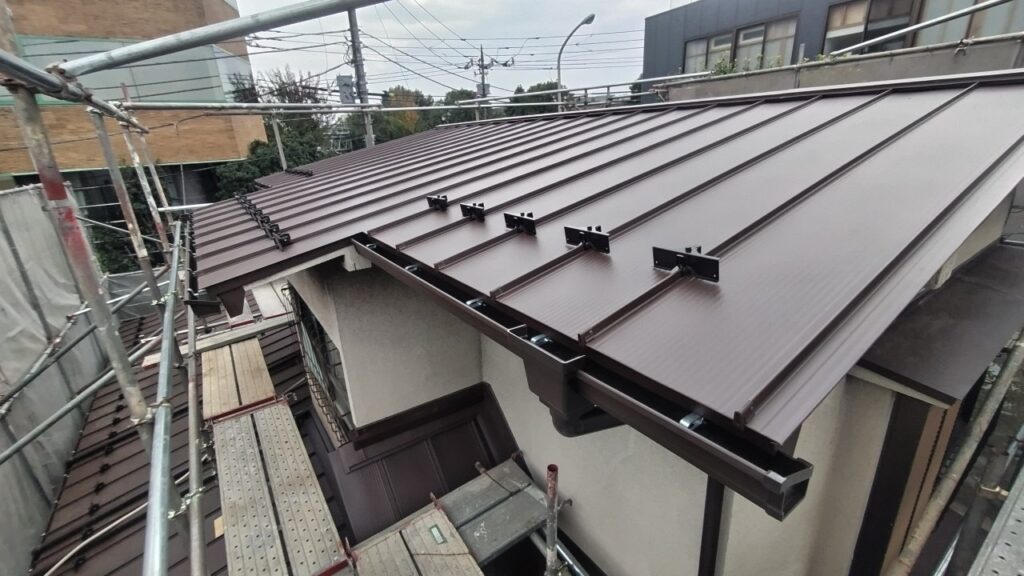 屋根材施工完了(軒先部分)