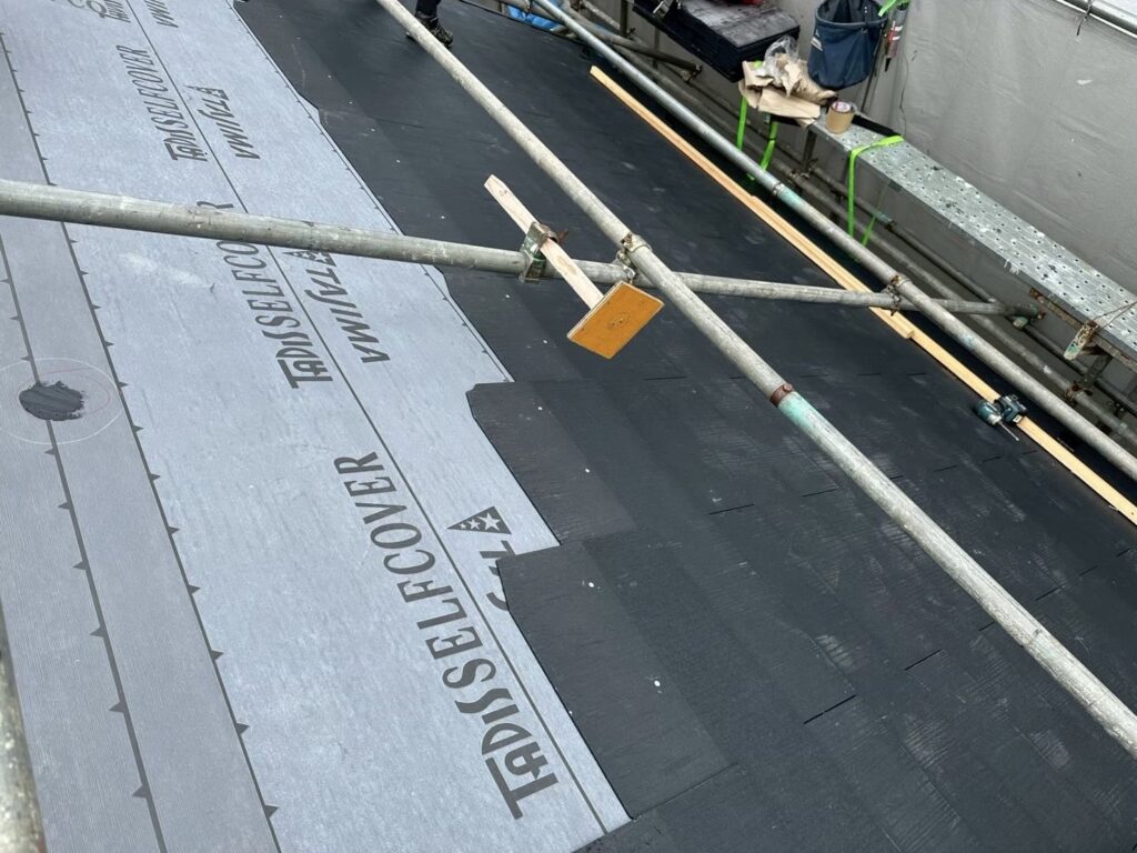 都筑区-新設屋根材の施工開始