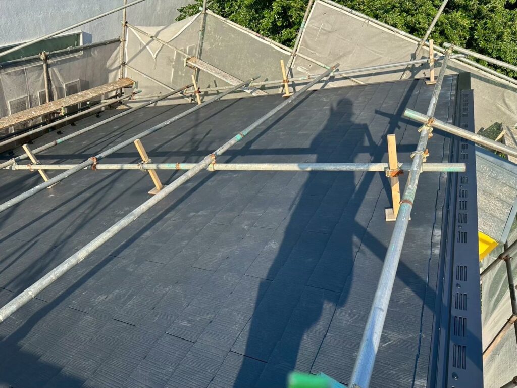 都筑区-屋根材施工完了と棟部板金