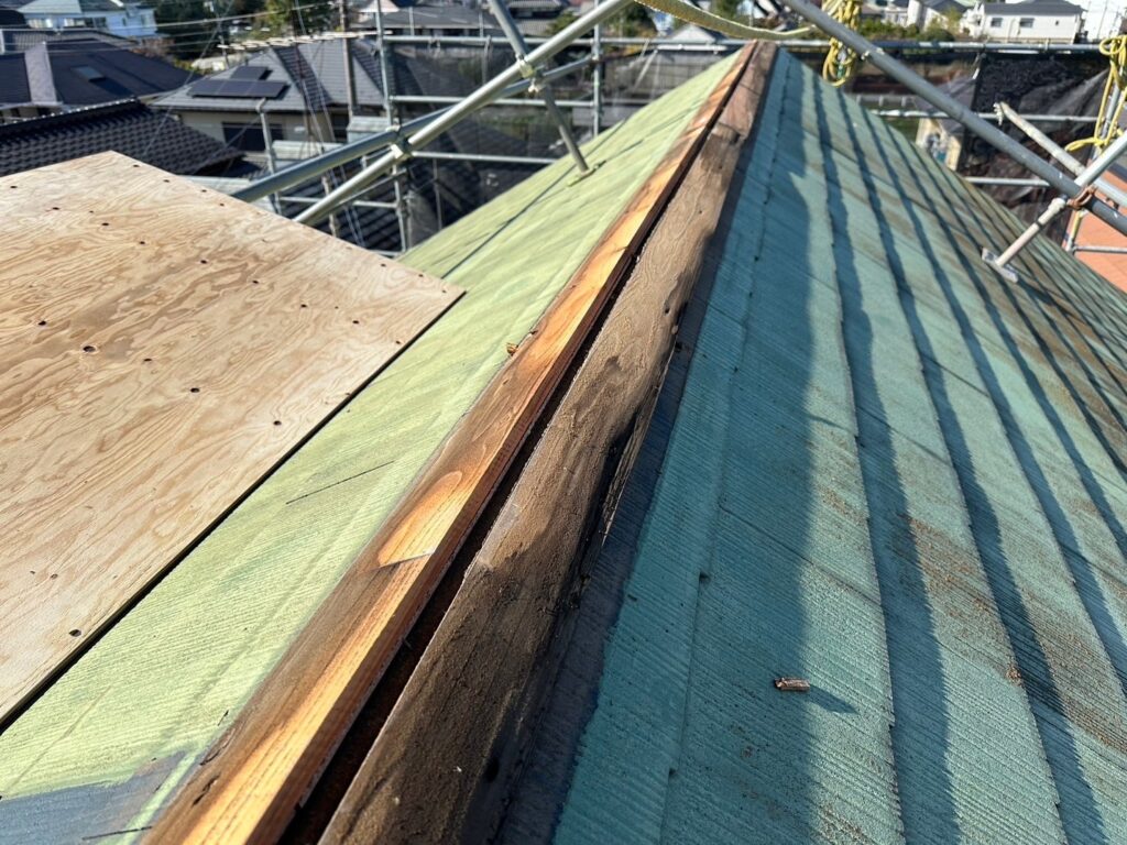 武蔵野市関前-屋根カバー工法-野地板増し貼り-棟まわり